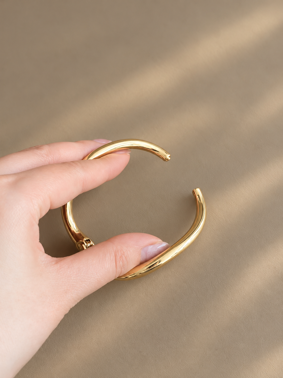 Wave Hinged Bangle - LIV327