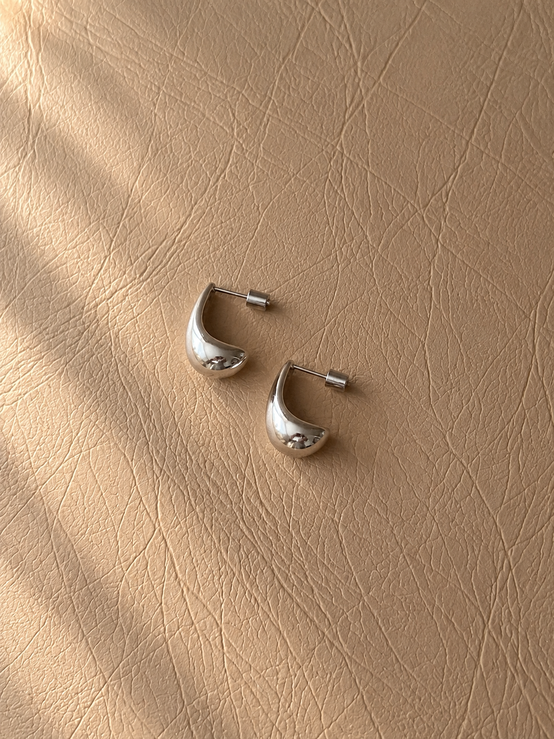 Sculptural Curve Hoop Earrings - SOR04