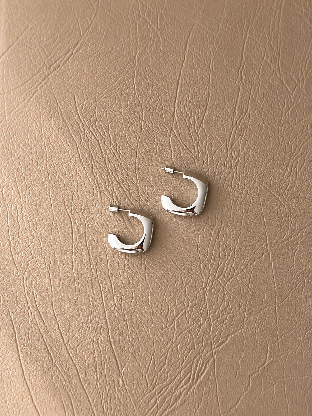 Sculpted Square Hoop Earrings - SOR05