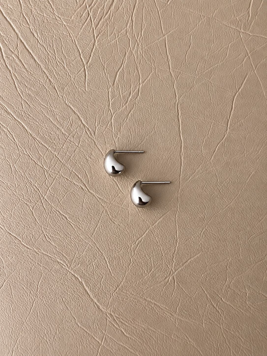 Sculpted Teardrop Stud Earrings - SOR16