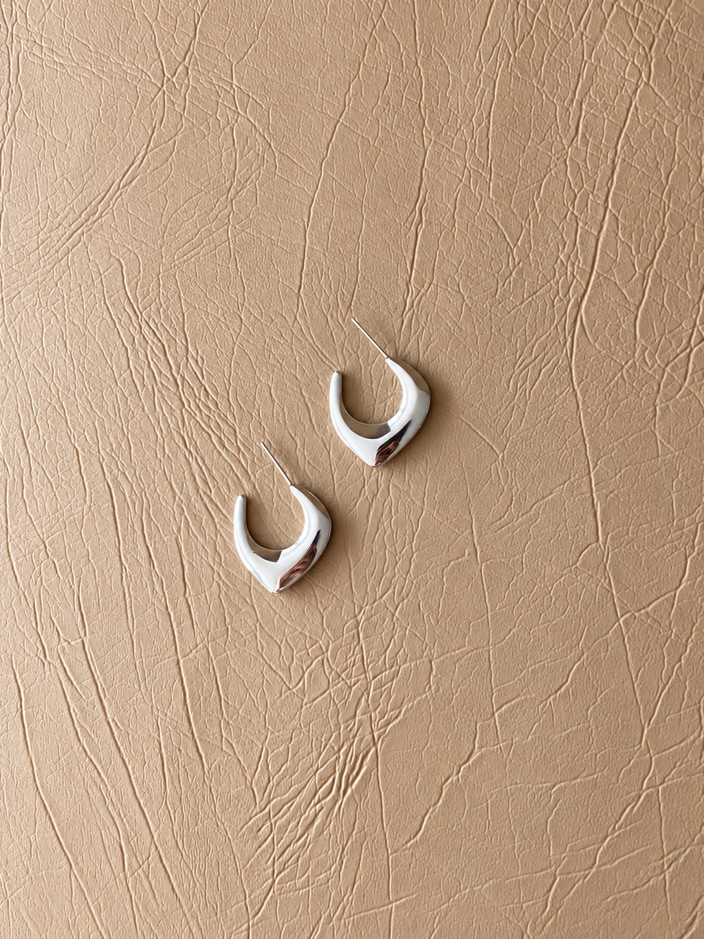 Sculpted Point Hoop Earrings - SOR28