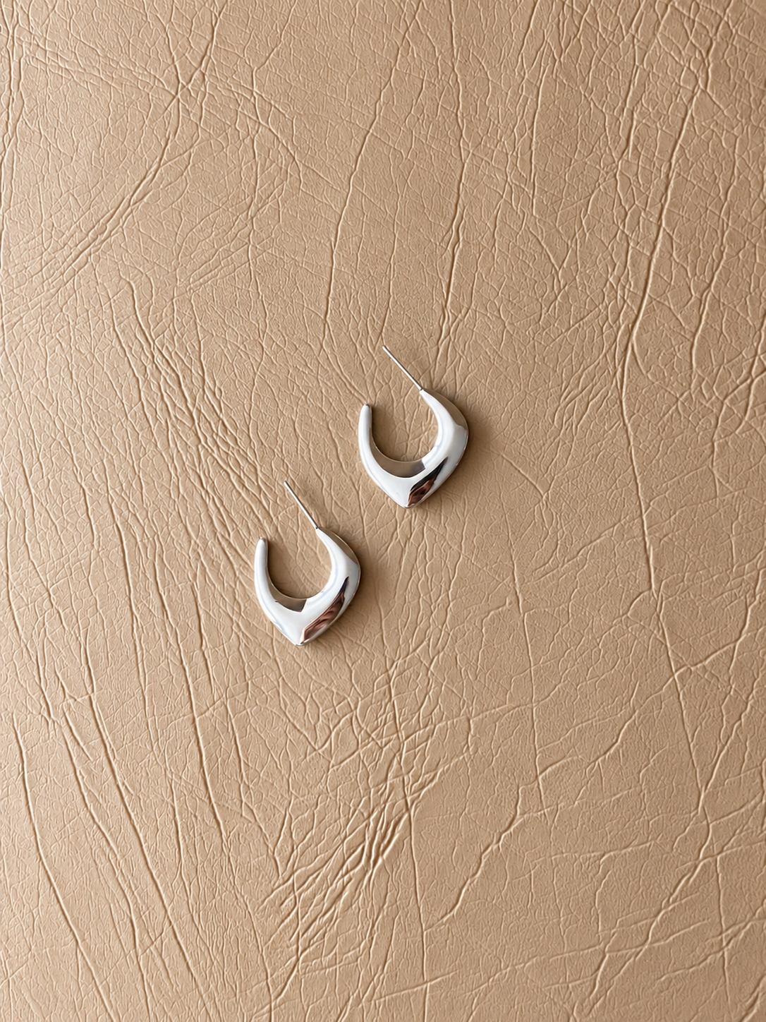 Sculpted Point Hoop Earrings - SOR28