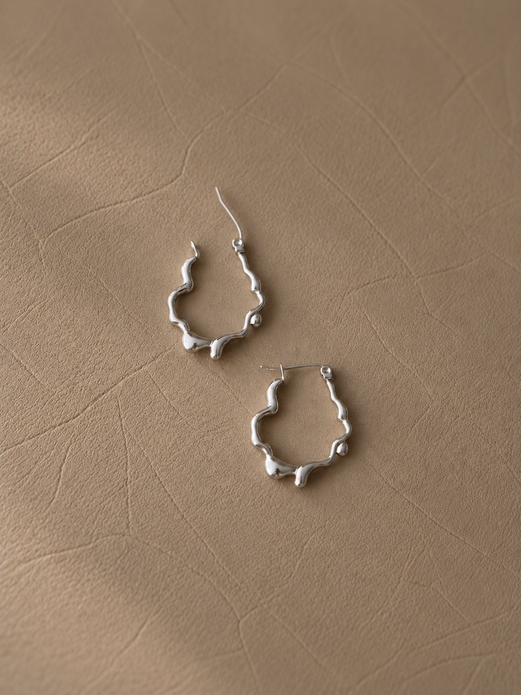 Sculpted Wave Hoops (2 colors) - SOR52