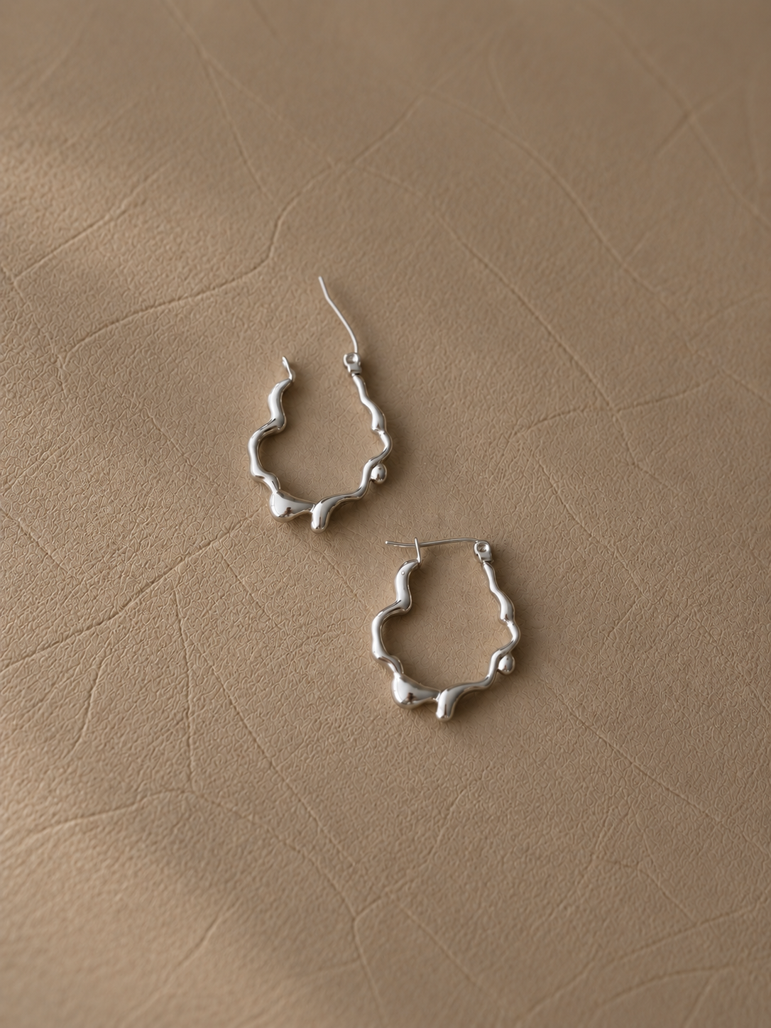 Sculpted Wave Hoops (2 colors) - SOR52