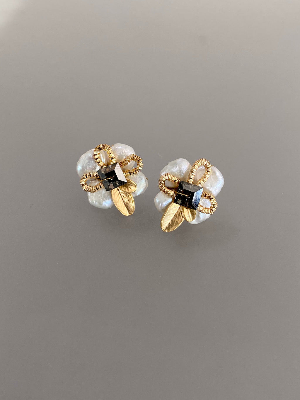 Pearl Loop Flower Stud Earrings (2 colours)